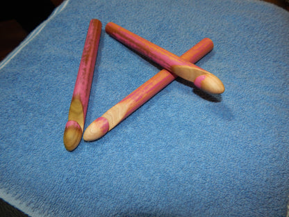 20 mm Reclaimed Wood Crochet Hook with Pink Accents