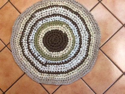 Make an Easy Round Rag Rug Using Recycled Sheets