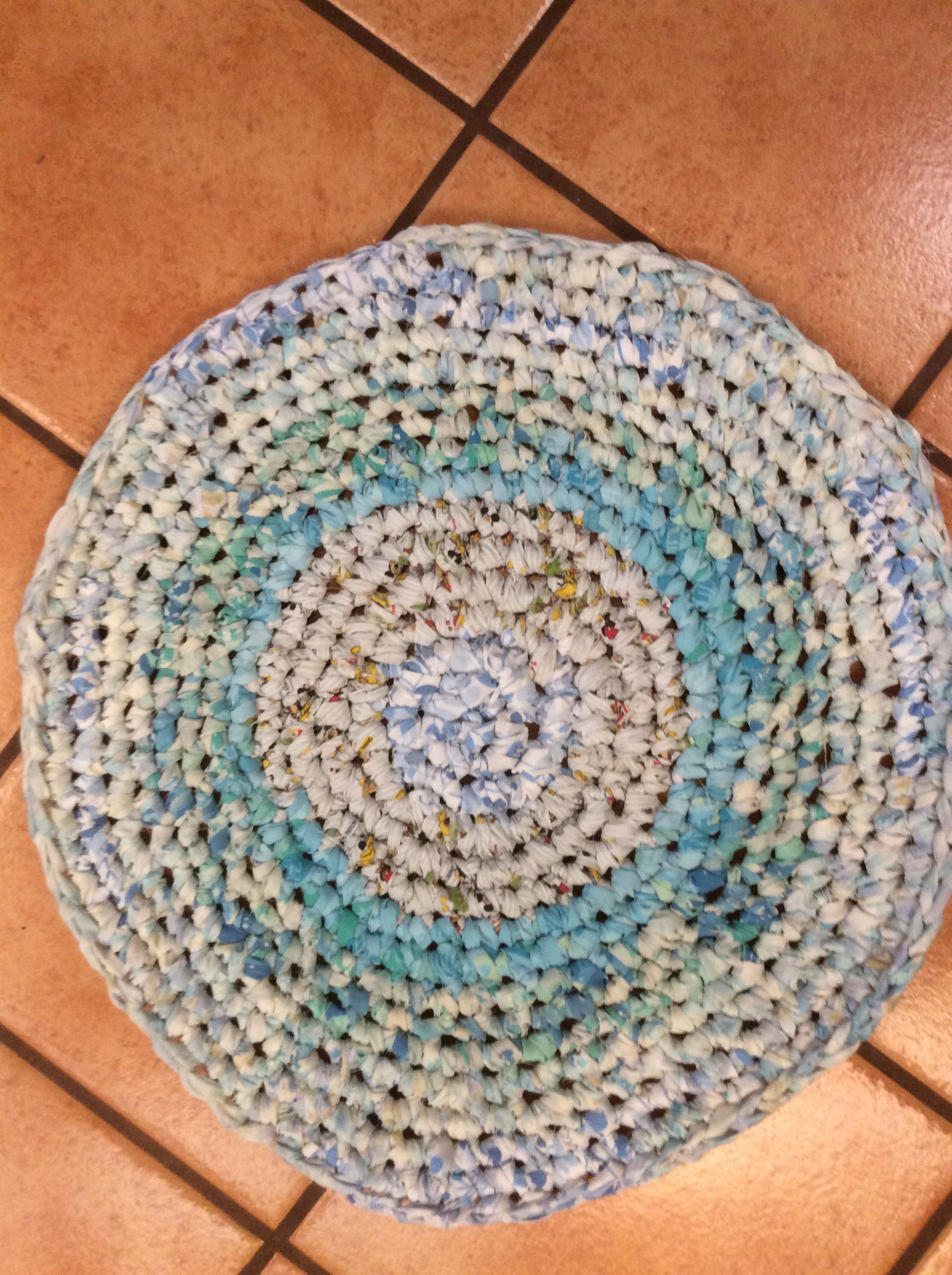 Make an Easy Round Rag Rug Using Recycled Sheets – Rag Rugs by Erin